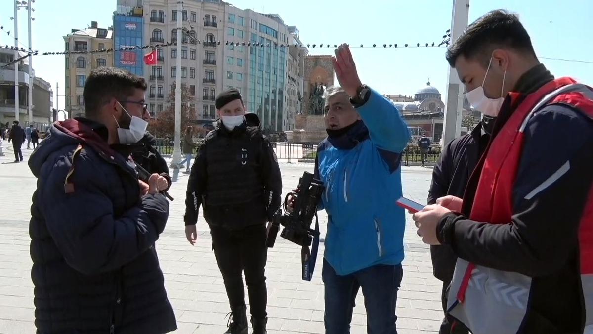 Taksim Meydan&rsquo;da seyyar satıcılar gazeteciyi darp etti