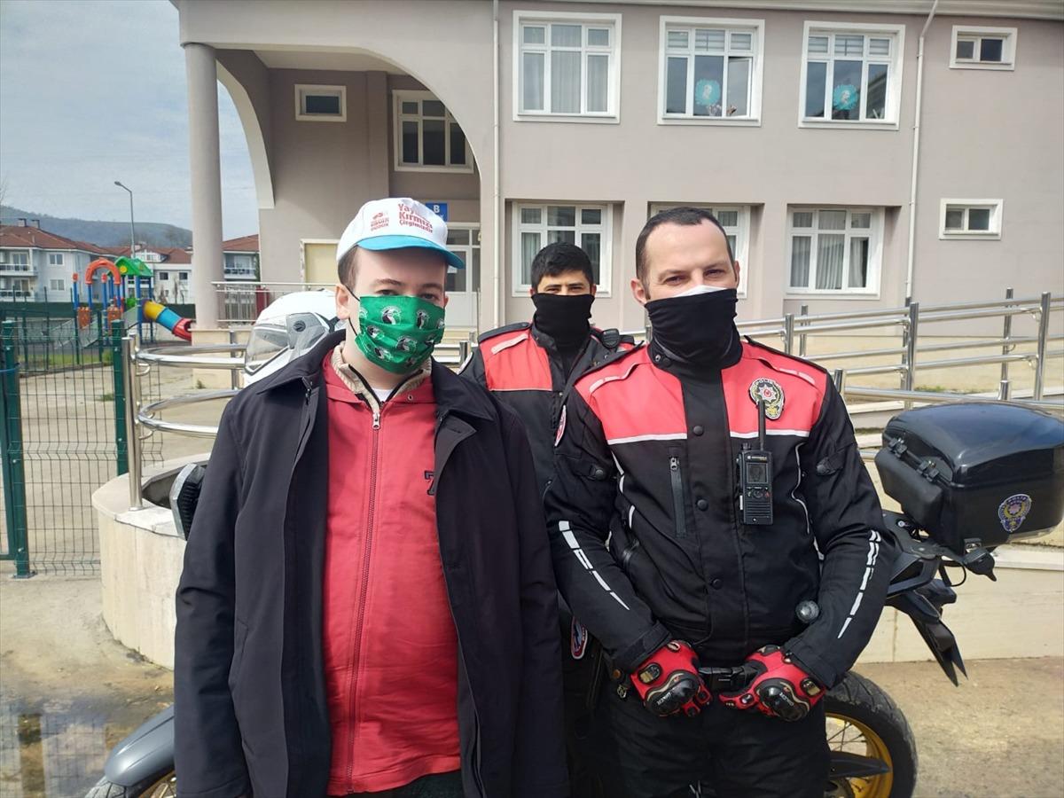 Emniyet ekipleri, D&uuml;nya Otizm Farkındalık G&uuml;n&uuml;'nde s&uuml;rpriz ziyaretle "&ouml;zel &ouml;ğrencileri" sevindirdi
