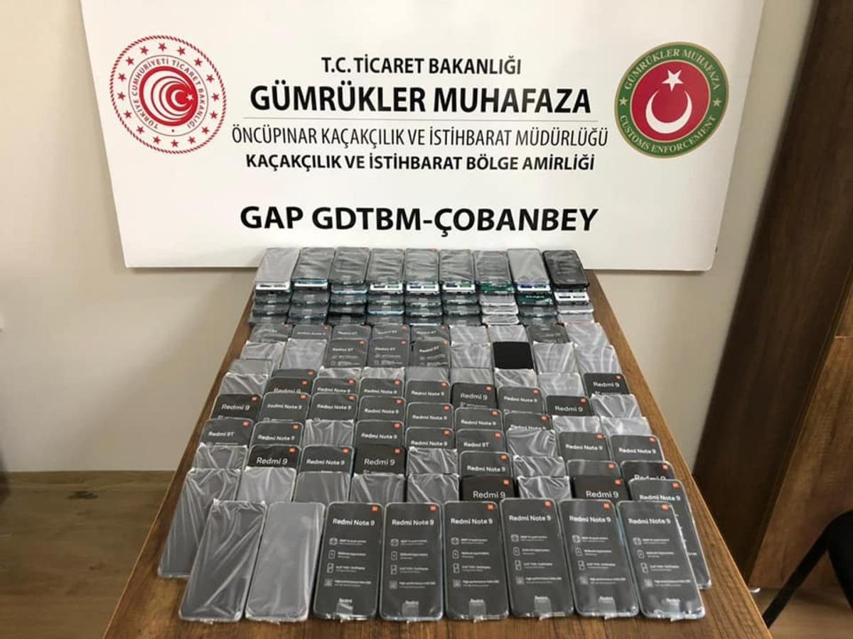 Sınırda 600 bin TL değerinde ka&ccedil;ak cep telefonu ele ge&ccedil;irildi