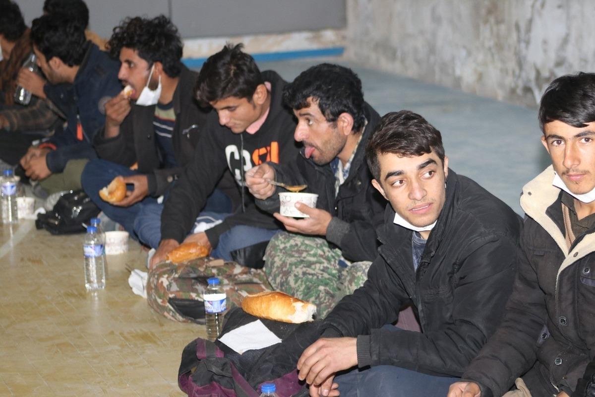 Tırın dorsesinde yakalanan 218 g&ouml;&ccedil;mene şefkat eli