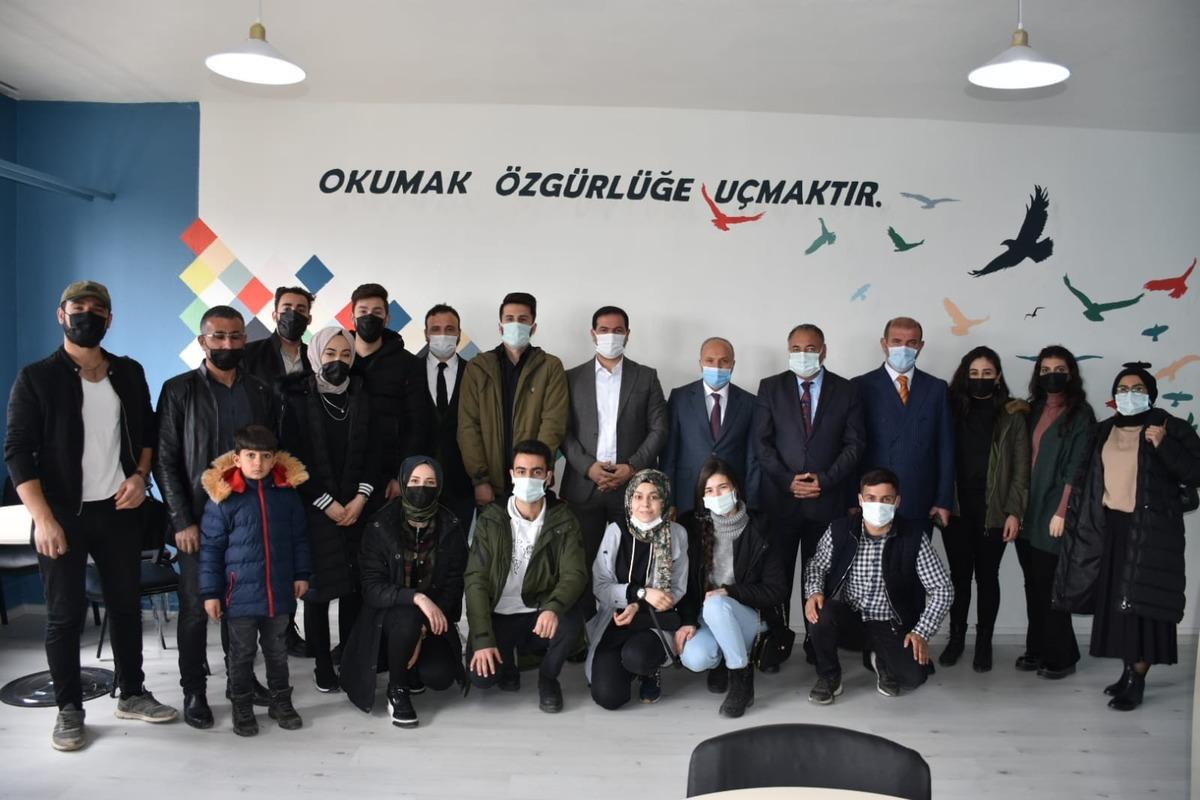 Tatvan Belediyesinden k&ouml;y okuluna kitap desteği