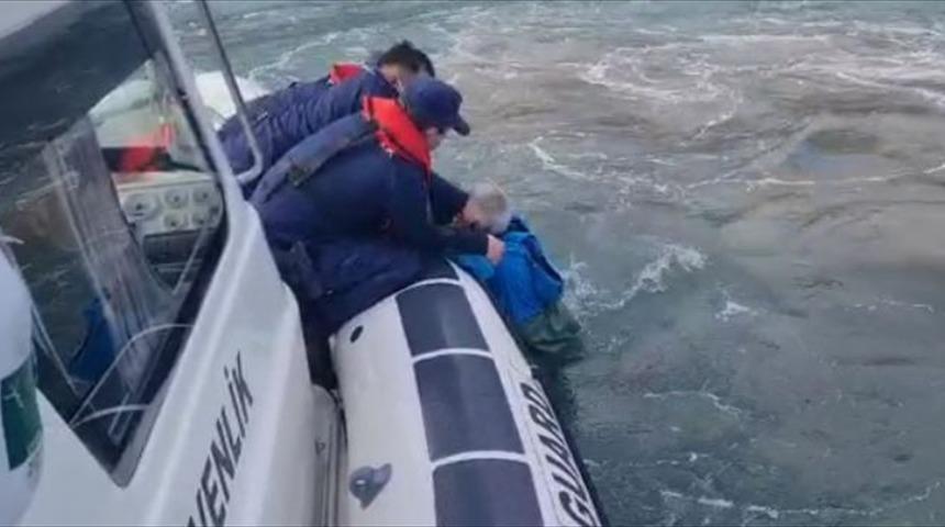 Çanakkale'de teknesi alabora olan kişi sahil güvenlik ekiplerince kurtarıldı