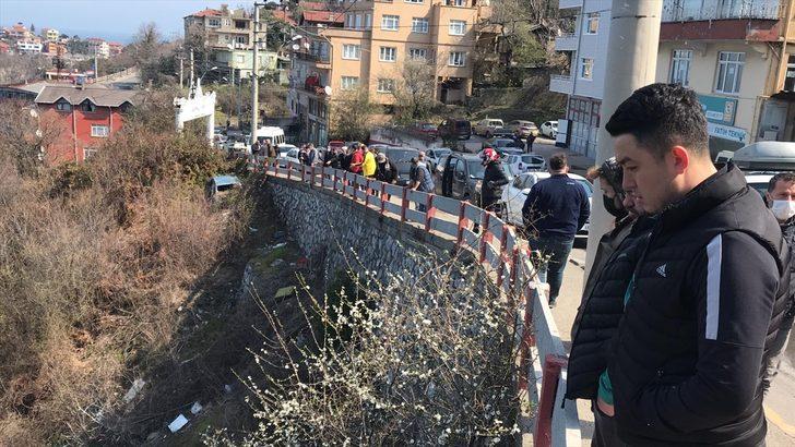 GÜNCELLEME - Zonguldak'ta uçuruma yuvarlanan otomobil denize devrildi: 1 ölü G1