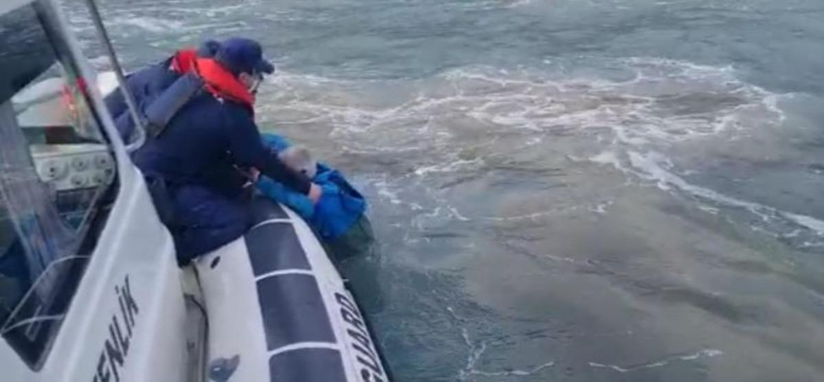 &Ccedil;anakkale&rsquo;de teknesi batan şahsı Sahil G&uuml;venlik ekipleri kurtardı
