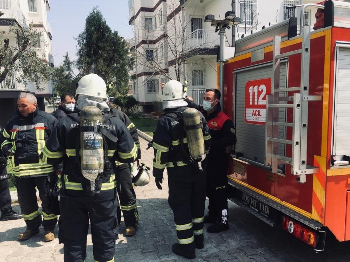 Kapı &ouml;n&uuml;ne bırakılan &ccedil;&ouml;p tutuştu, doğalgaz sayacı yandı