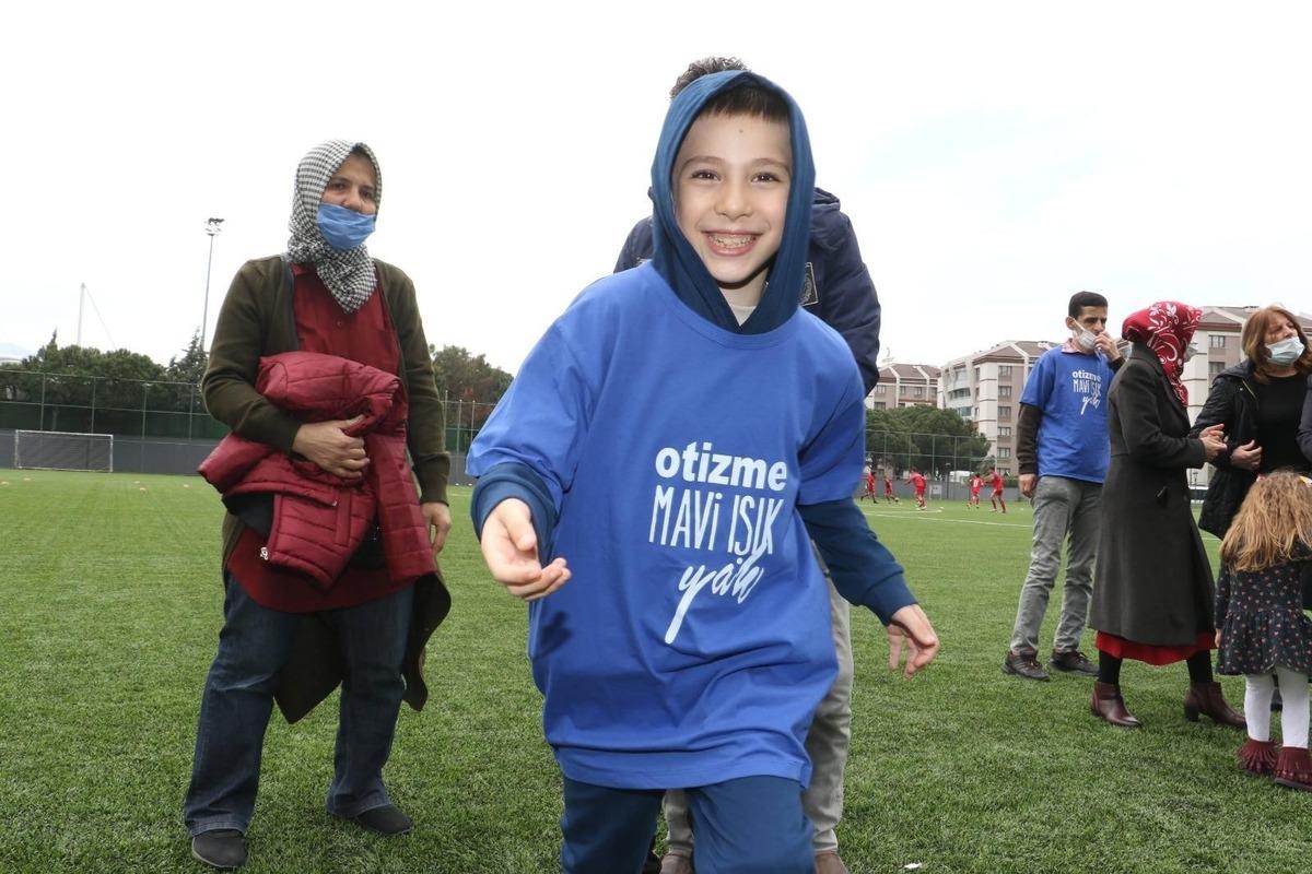 Otizmli &ccedil;ocuklar yeşil sahada doyasıya eğlendi