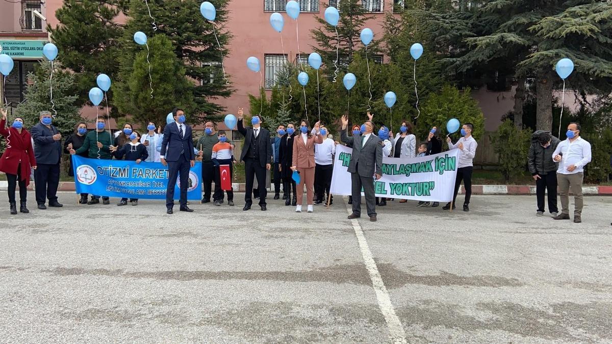 Otizmli &ouml;ğrenciler havaya mavi balon bırakarak dikkat &ccedil;ekti