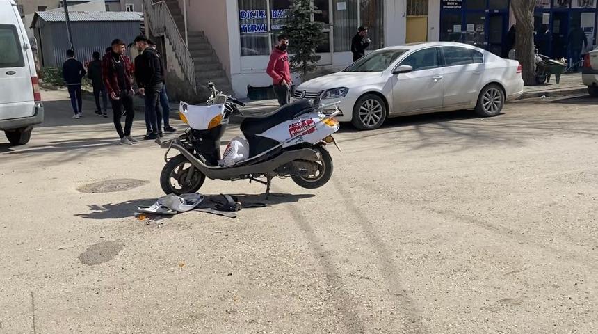 Horasan&rsquo;da kamyonet motosikletli kuryeye &ccedil;arptı: 1 yaralı