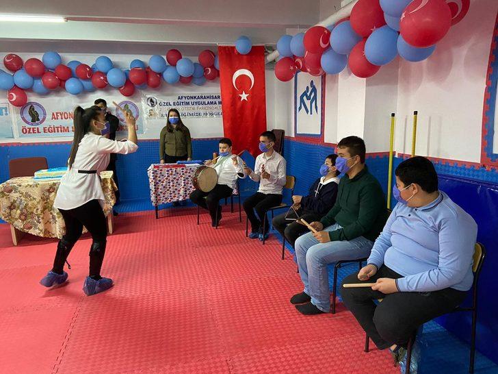 Otizmli öğrenciler havaya mavi balon bırakarak dikkat çekti G2