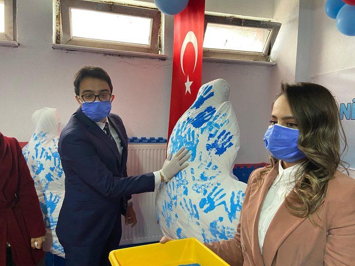 Otizmli öğrenciler havaya mavi balon bırakarak dikkat çekti G3