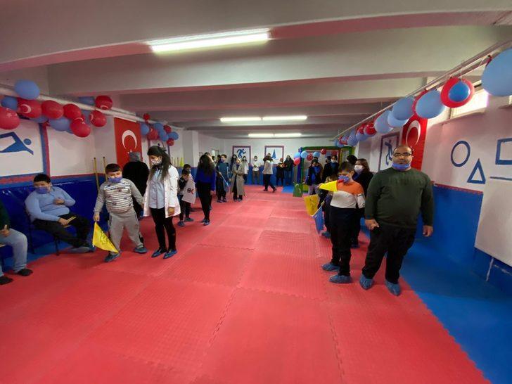 Otizmli öğrenciler havaya mavi balon bırakarak dikkat çekti G4