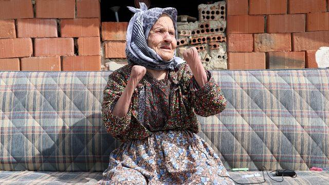 Neden düğüne basma kumaş götürdün? dedi, eşinin ellerini bileklerinden kesti
