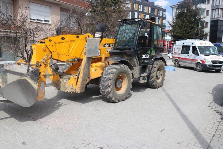 İş makinasının çarpıp üzerinden geçtiği vatandaş feci şekilde hayatını kaybetti G2
