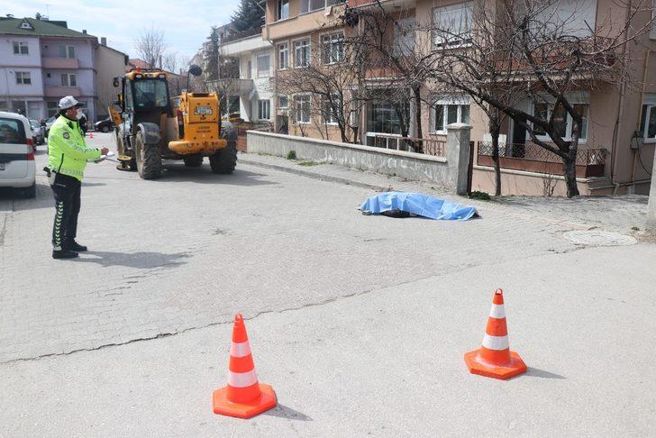 İş makinasının çarpıp üzerinden geçtiği vatandaş feci şekilde hayatını kaybetti G3