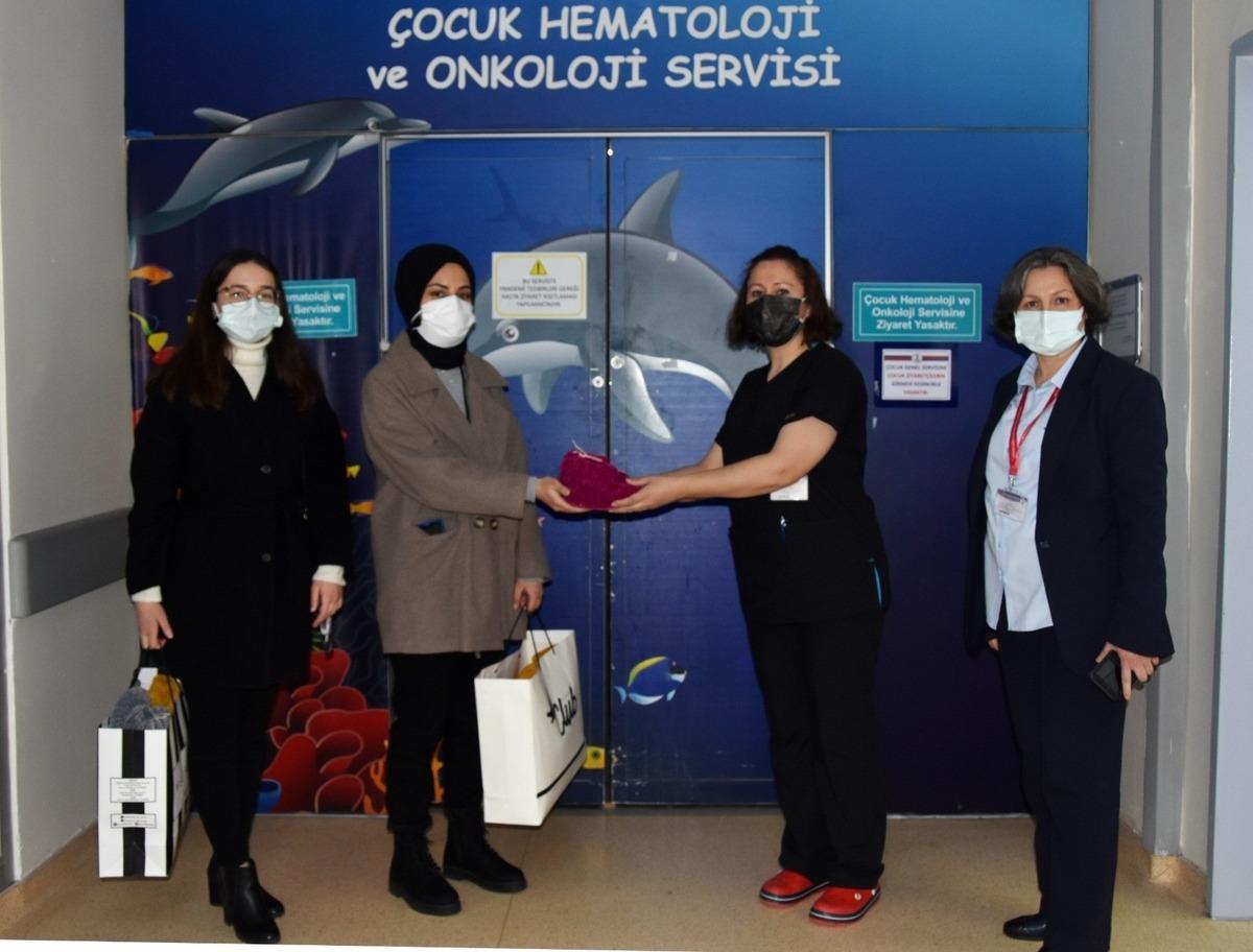 OM&Uuml;&rsquo;l&uuml; &ouml;ğrenciler hasta &ccedil;ocuklar i&ccedil;in patik &ouml;rd&uuml;