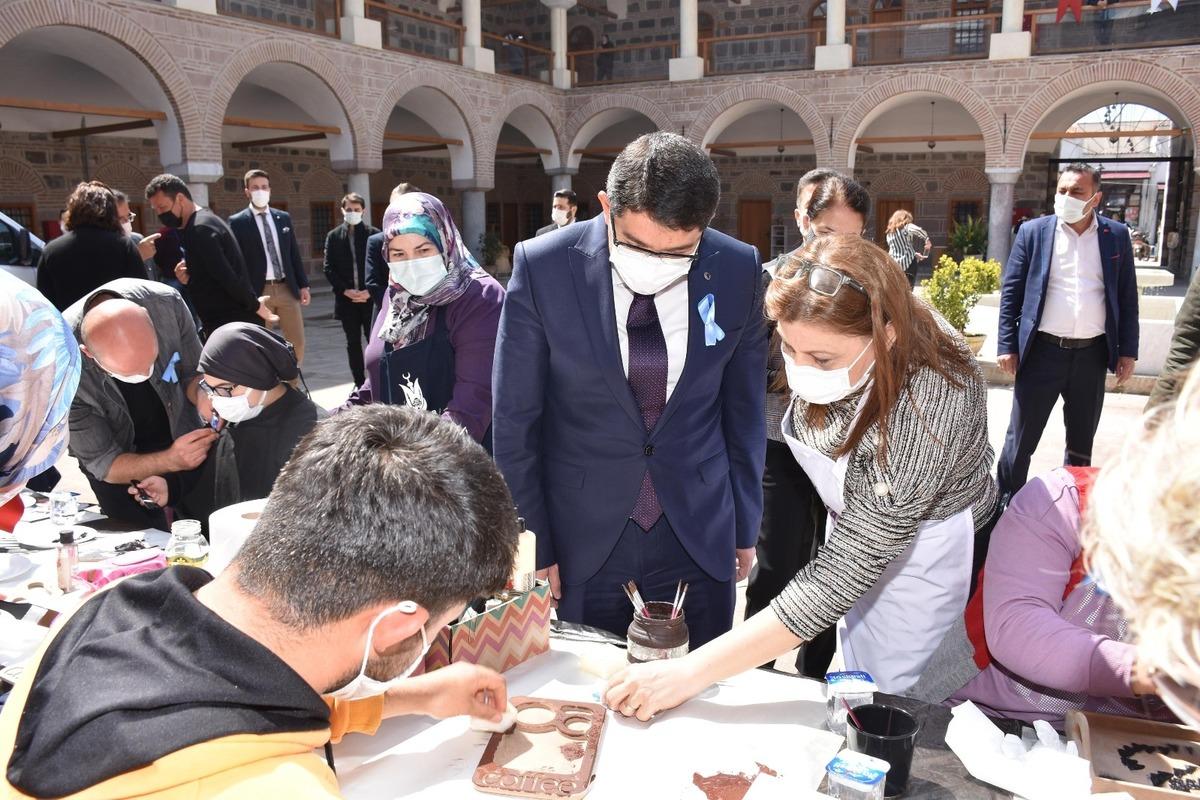 Otizmli bireyler ahşap boyama etkinliğinde buluştu