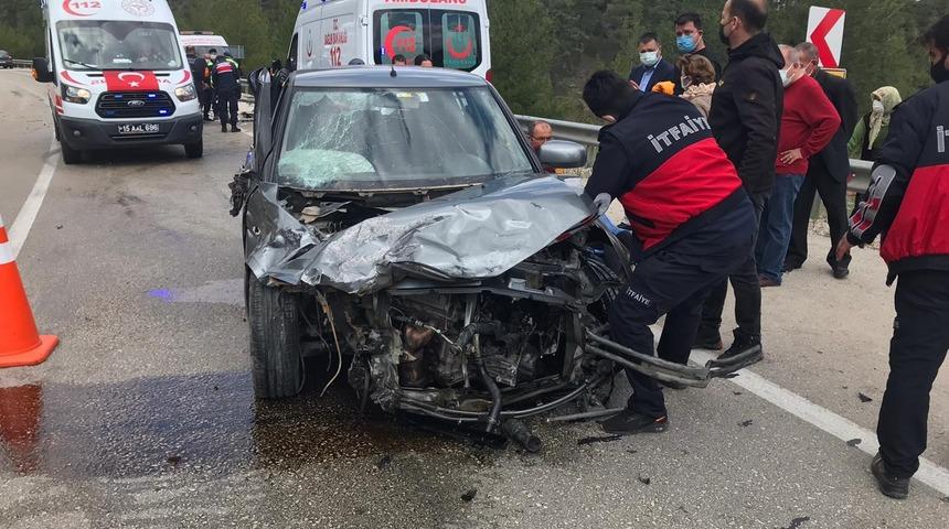 Bucak&rsquo;ta otomobiller &ccedil;arpıştı: 3 yaralı