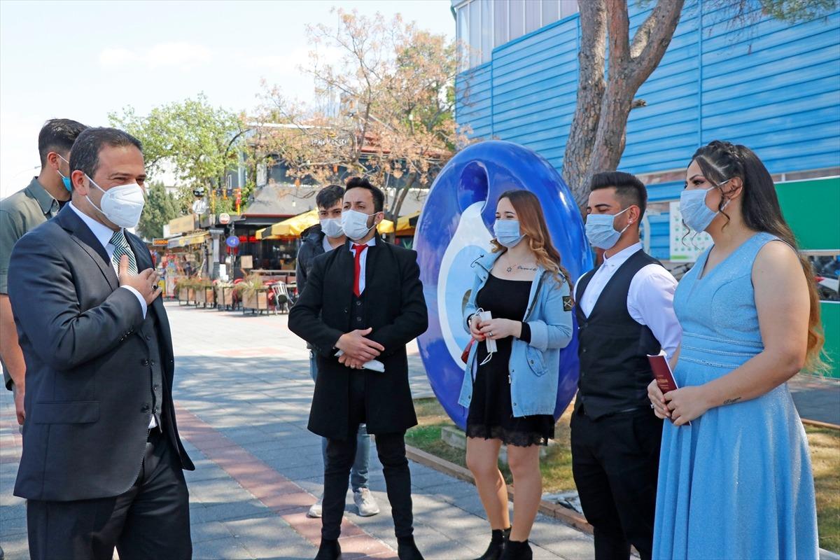 Kovid-19 tedbirlerine katılan Fethiye Kaymakamı Ey&uuml;p Fırat, yeni evlenen &ccedil;ifte maske hediye etti