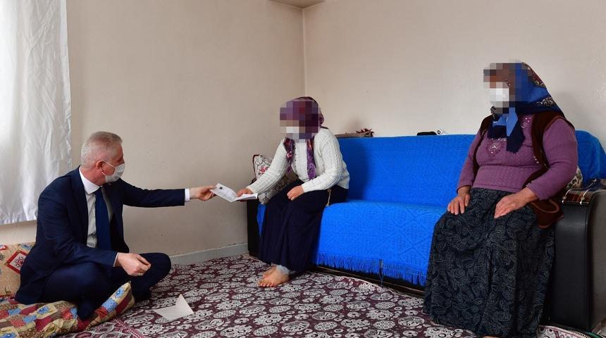 Vali G&uuml;l&rsquo;den yetim ve &ouml;ks&uuml;z &ccedil;ocuklara mektup