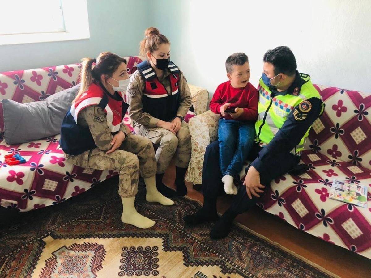 &Ouml;zel &ccedil;ocuklara jandarmadan hediye