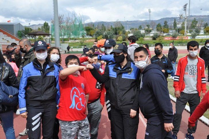 Polisler otizmli çocuklara unutulmaz bir gün yaşattı G1