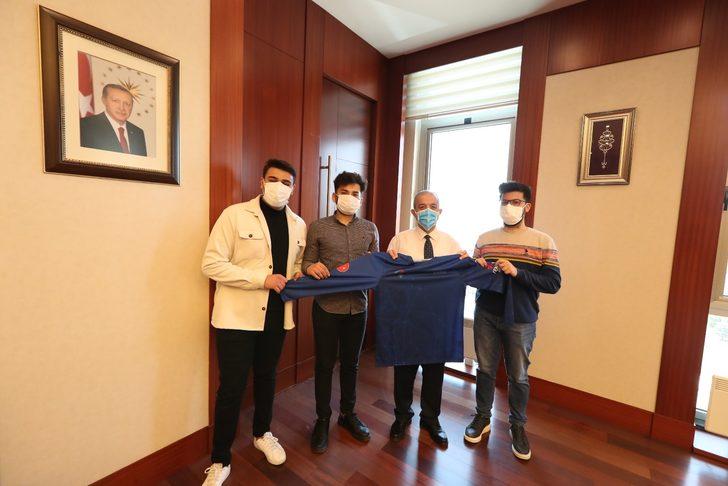 Rektör Dereli’ye öğrencilerden Teknofest’e özel forma G1