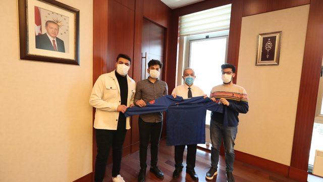 Rektör Dereli’ye öğrencilerden Teknofest’e özel forma