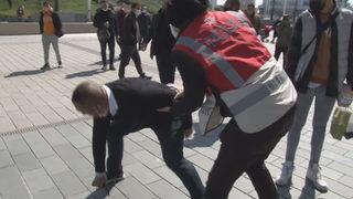 Taksim'de hareketli anlar! Birbirlerine girdiler, polis güçlükle ayırdı