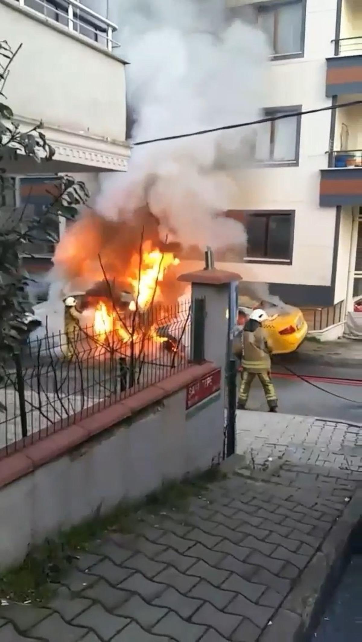 (&Ouml;zel) &Ccedil;ekmek&ouml;y&rsquo;de korku dolu anlar: Ara&ccedil;lar alev aldı, evin camları patladı