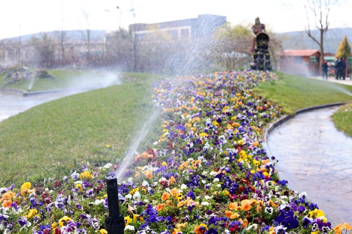 Yeşil alanların sulamasında arıtma suyu kullanılıyor