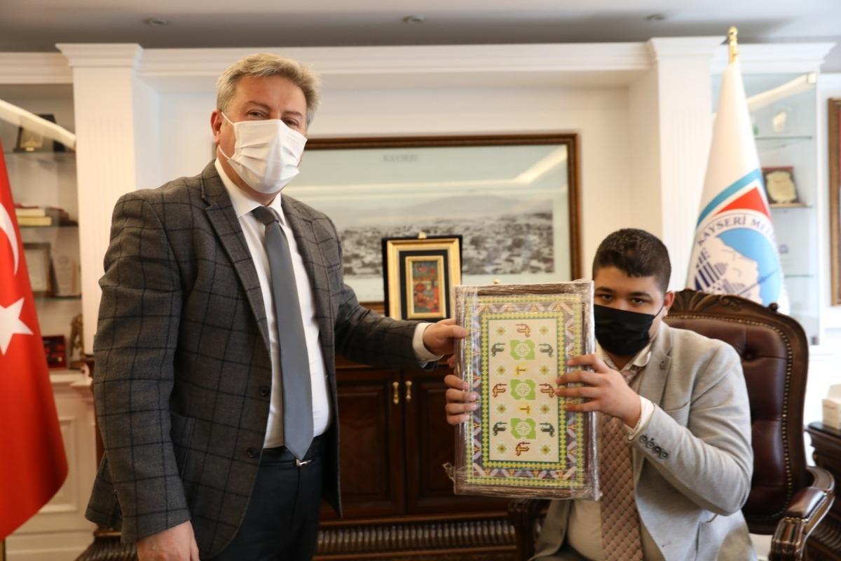 Başkan Palancıoğlu, makamını otizmli Eren&rsquo;e bıraktı