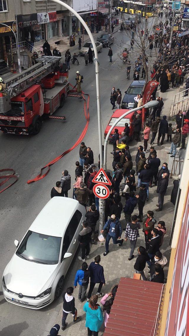 Başakşehir&rsquo;de iş hanının &ccedil;atı katında yangın 1