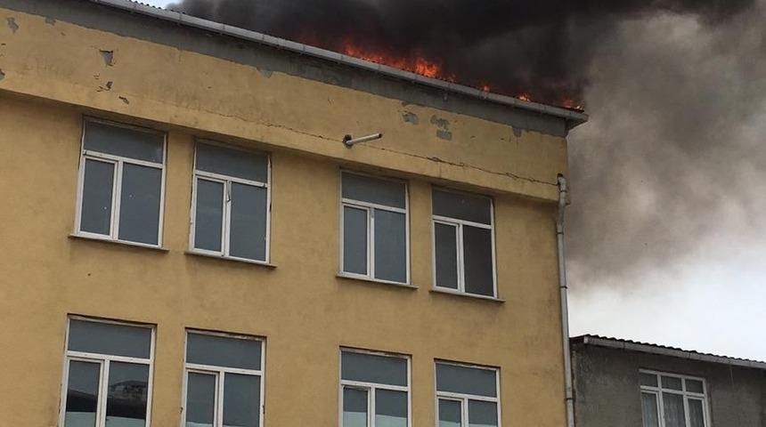 Başakşehir&rsquo;de iş hanının &ccedil;atı katında yangın