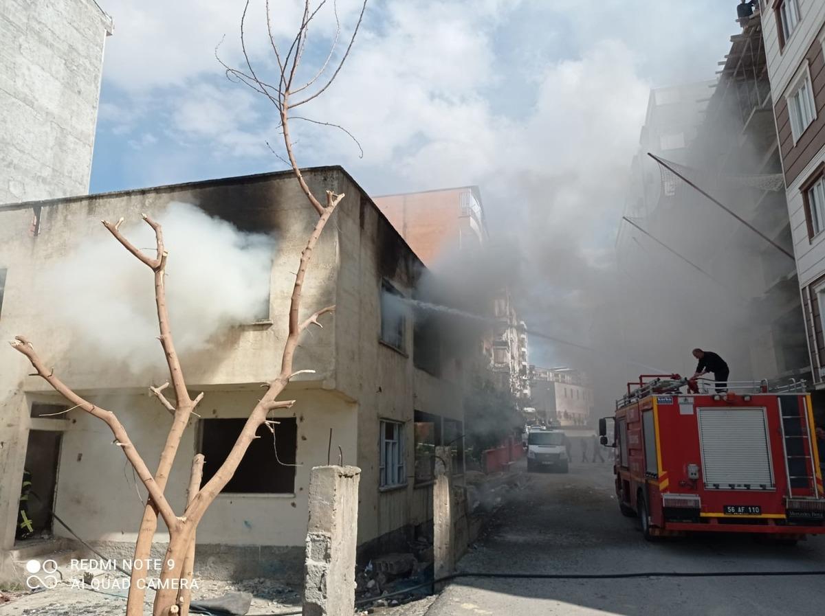 Siirt&rsquo;te metruk ev kimliği belirsiz kişilerce ateşe verildi