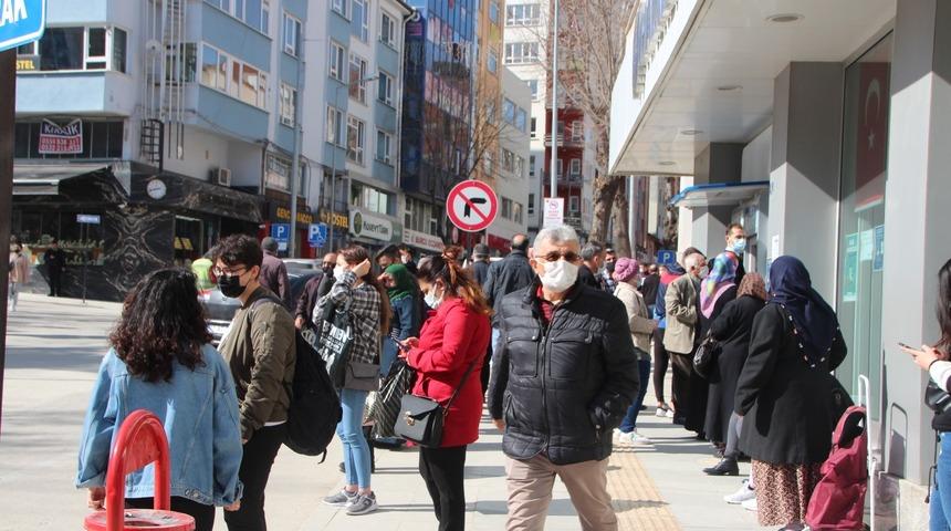 Kısıtlamaya saatler kala alıveriş yoğunluğu yaşandı
