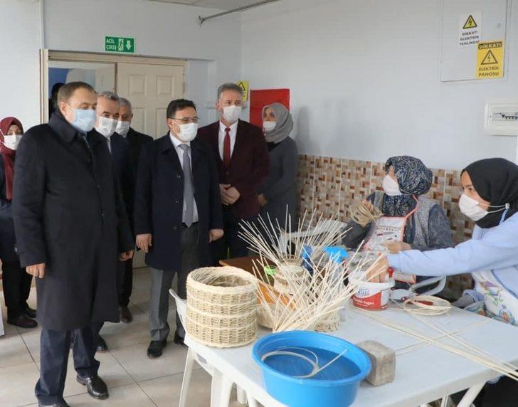 Vali Gökmen Çiçek Bolvadin ilçesinde Kadın Kültür Evini inceledi G4