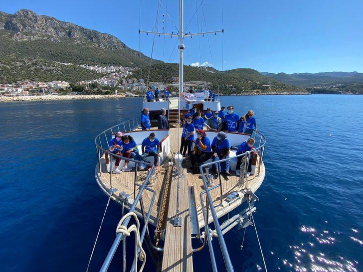 Kaş’ta otizmli çocuklar ve aileleri tekne turuyla eğlendi G1