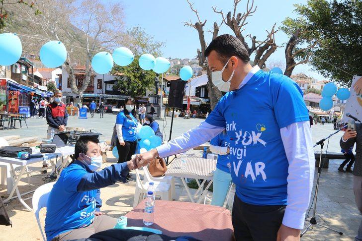 Kaş’ta otizmli çocuklar ve aileleri tekne turuyla eğlendi G2