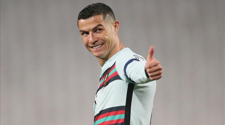 Ronaldo'nun yere attığı kaptanlık pazubendi yaklaşık 64 bin avroya satıldı