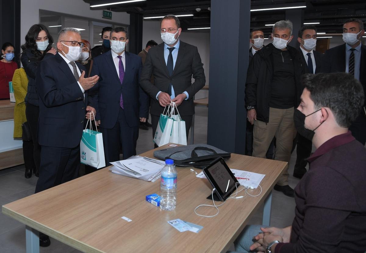 Başkan B&uuml;y&uuml;kkılı&ccedil;&rsquo;tan k&uuml;t&uuml;phane ziyareti