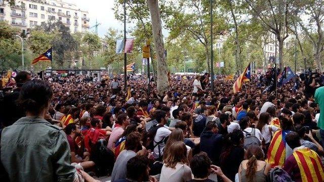 Barcelona'da son dakika gerginliği: Çok sayıda öğrenci üniversiteyi işgal etti!