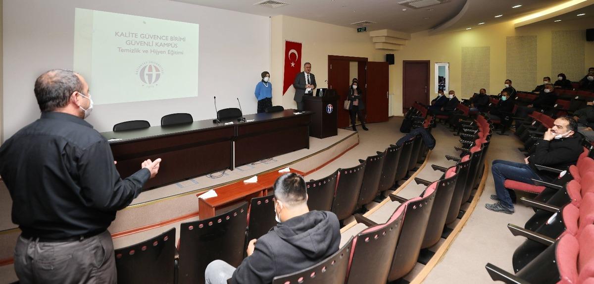 GA&Uuml;N&rsquo;de temizlik personellerine hijyen eğitimi verildi
