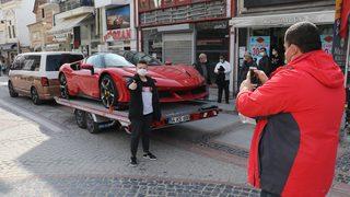 Lüks arabayla fotoğraf çektirmek için sıraya girdiler