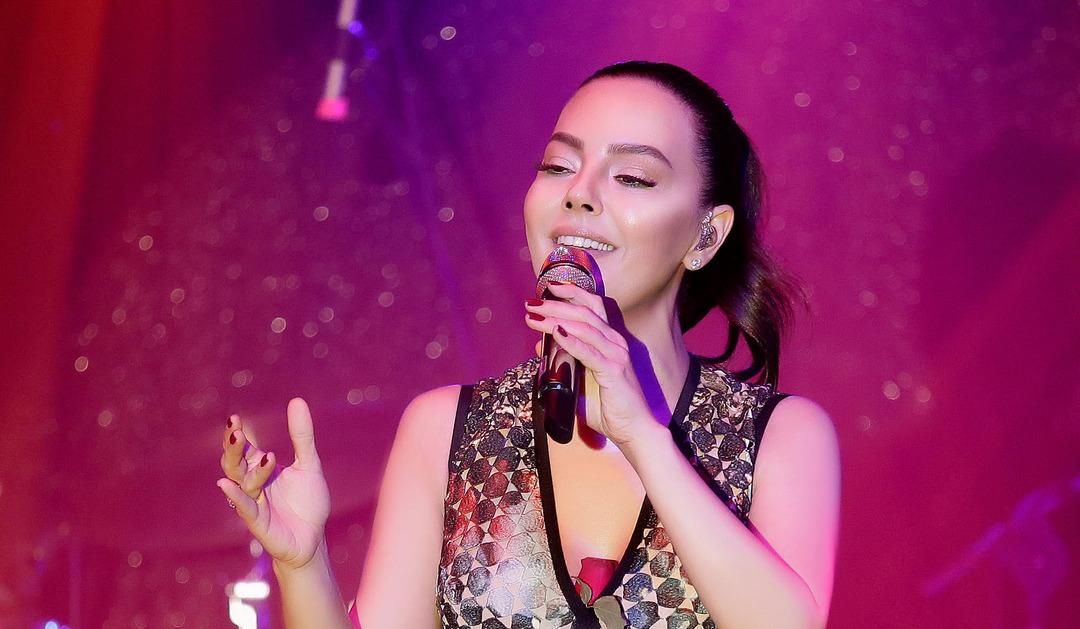 Ebru G&uuml;ndeş'i dinlemek i&ccedil;in ev parası veriyorlar 