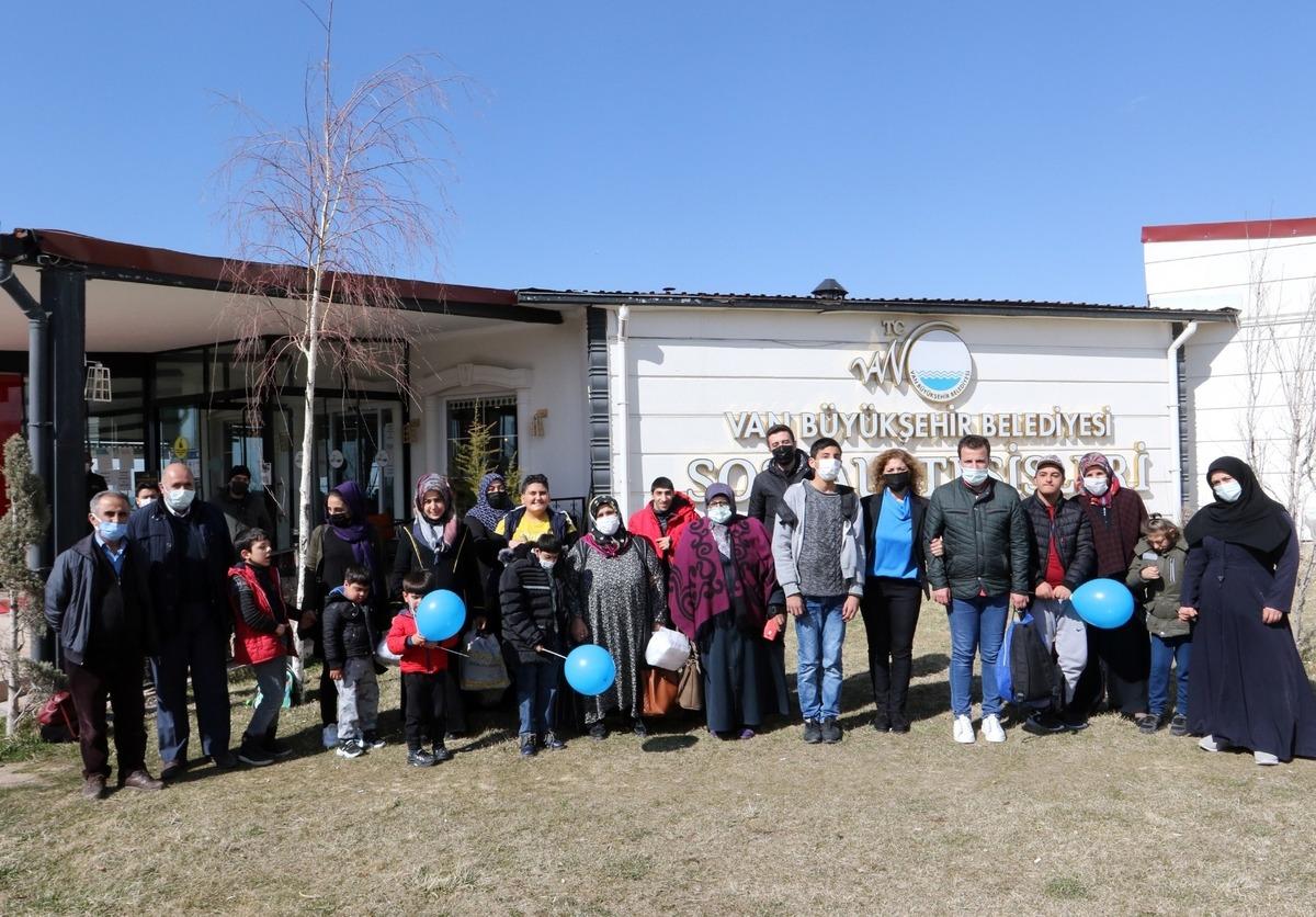 Van B&uuml;y&uuml;kşehir Belediyesi, otizmli &ccedil;ocukları ve ailelerini yemekte ağırladı