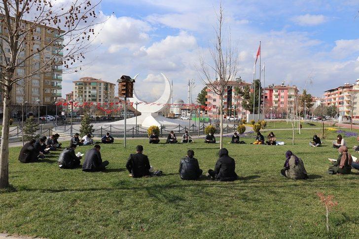 Gençlerden kitap okuma etkinliği G1