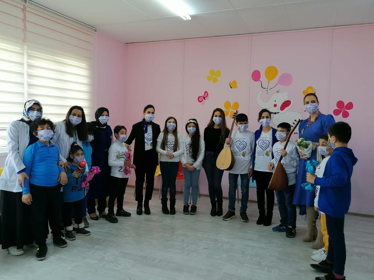 İlkokul &ccedil;ocuklarından otizmli &ccedil;ocuklara hediye