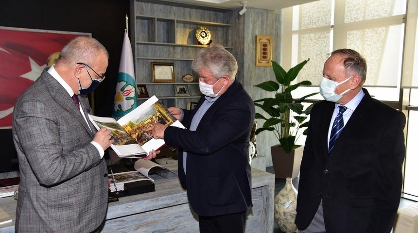 Rus sanat&ccedil;ıdan Başkan Erg&uuml;n&rsquo;e imzalı kitap