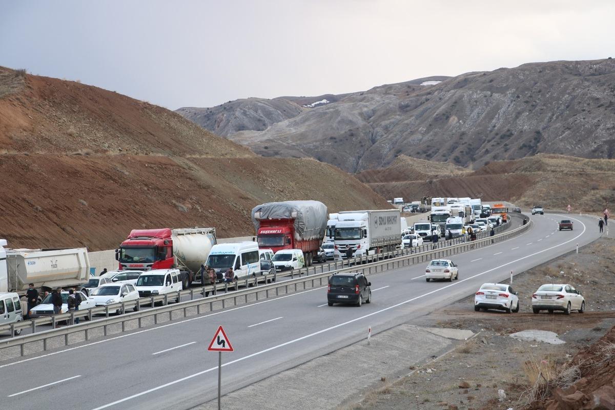 Devrilen vin&ccedil; y&uuml;kl&uuml; &ccedil;ekici karayolunu trafiğe kapattı, 4 kilometrelik kuyruk oluştu