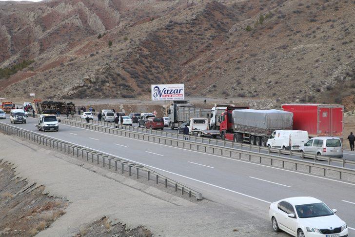 Devrilen vinç yüklü çekici karayolunu trafiğe kapattı, 4 kilometrelik kuyruk oluştu G4